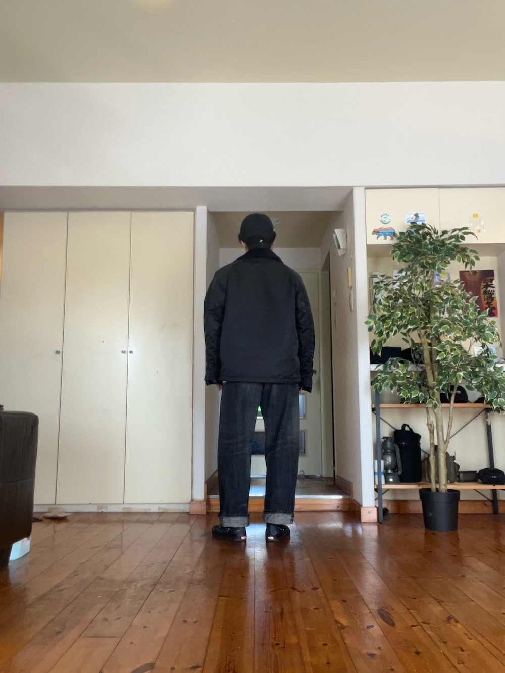 ブラック系のミリタリージャケット、ホワイト系のTシャツ/カットソー、ブラック系のスニーカーを着用したメンズの春コーディネートの3枚目の写真