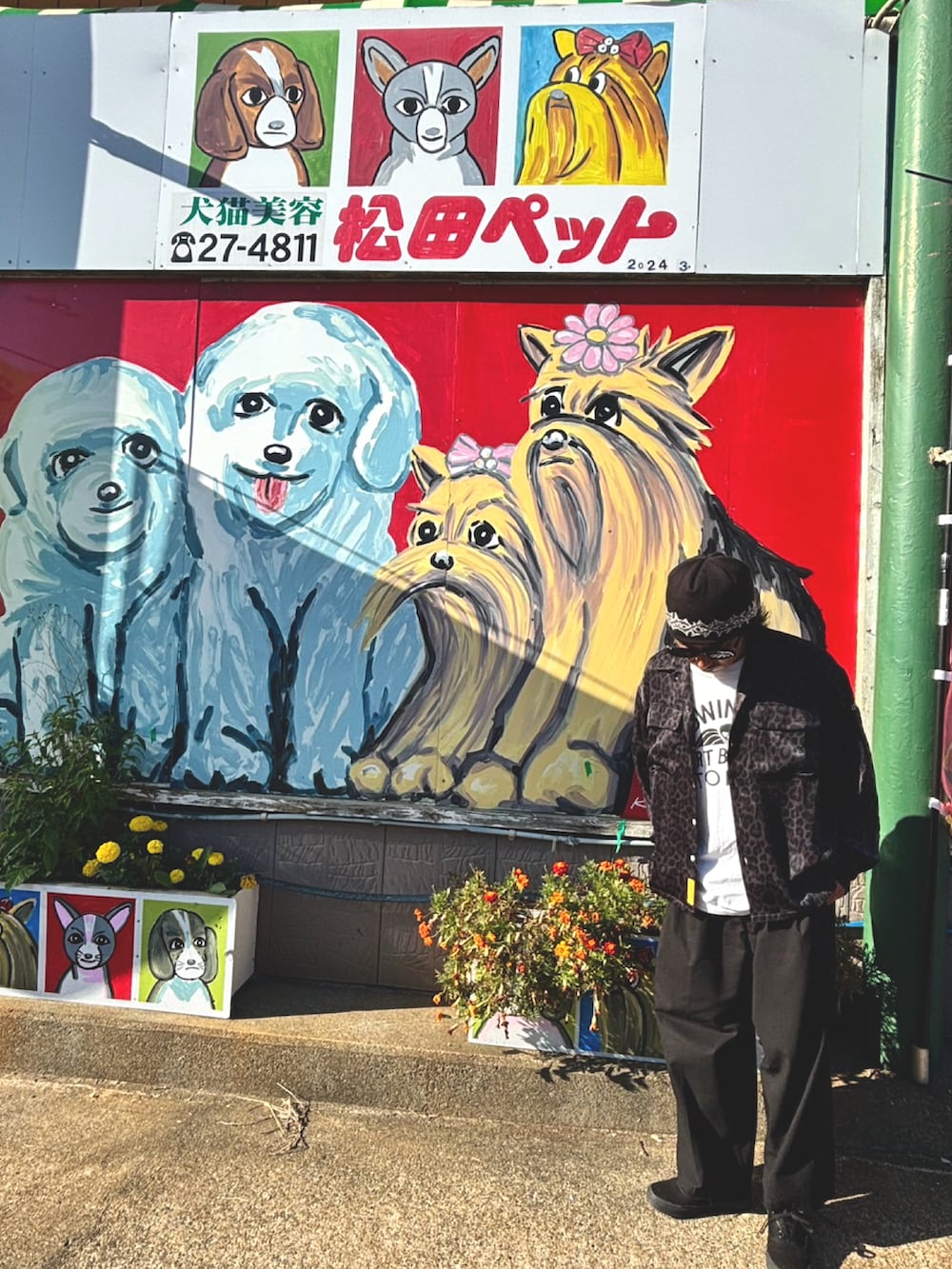 その他のシャツ/ブラウス、ブラック系のスラックス、ブラック系のニットキャップ/ビーニーを着用したメンズの秋コーディネートの2枚目の写真