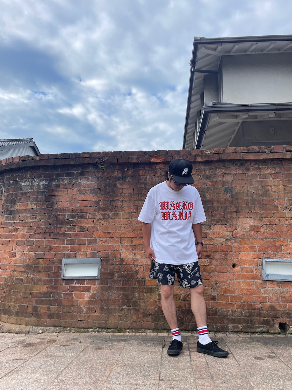 ホワイト系のTシャツ/カットソー、その他のその他パンツ、ブラック系のスニーカーを着用したメンズの夏コーディネートの2枚目の写真