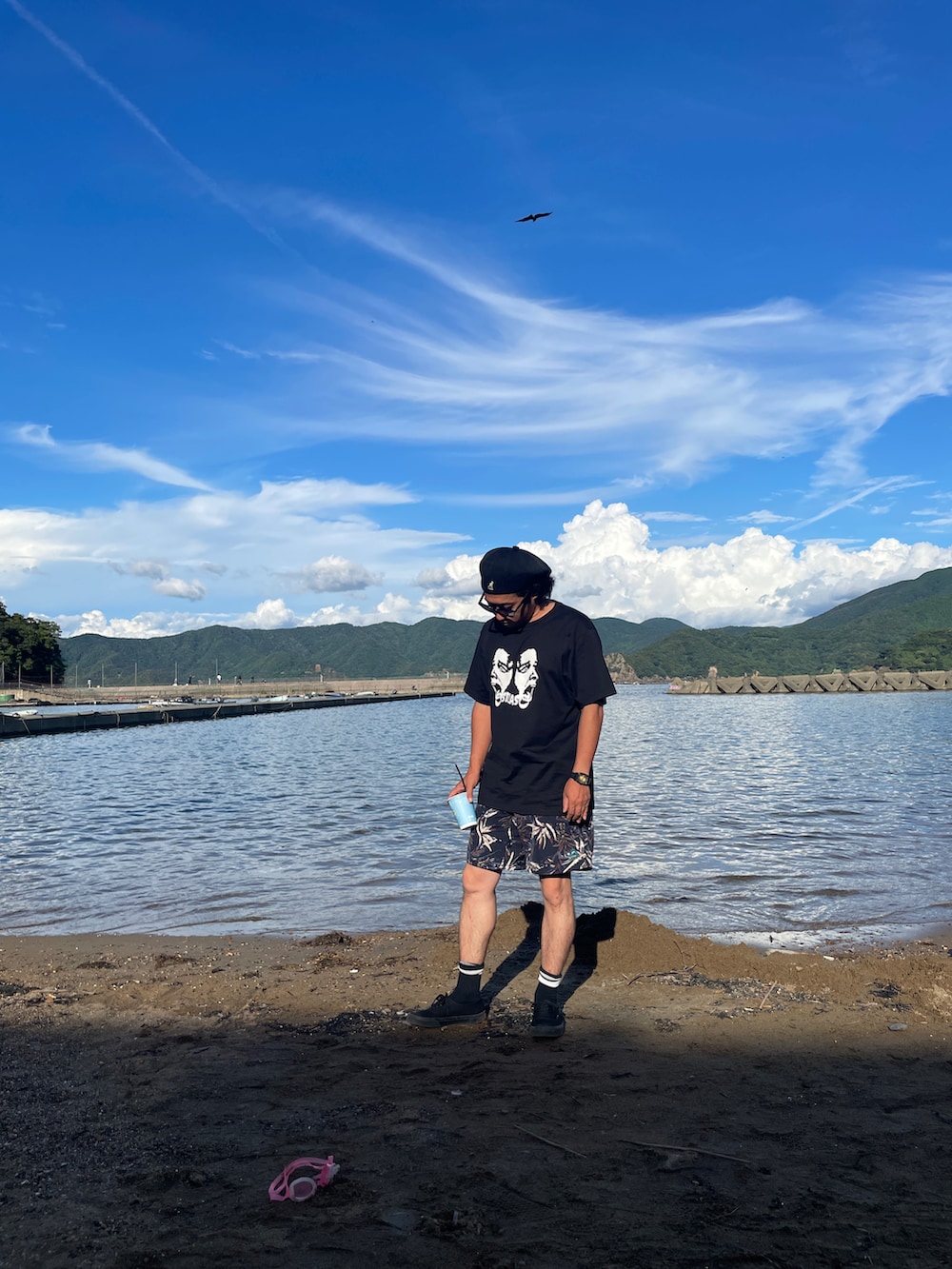 ブラック系のTシャツ/カットソー、ブルー系のその他パンツを着用したメンズの夏コーディネートの3枚目の写真