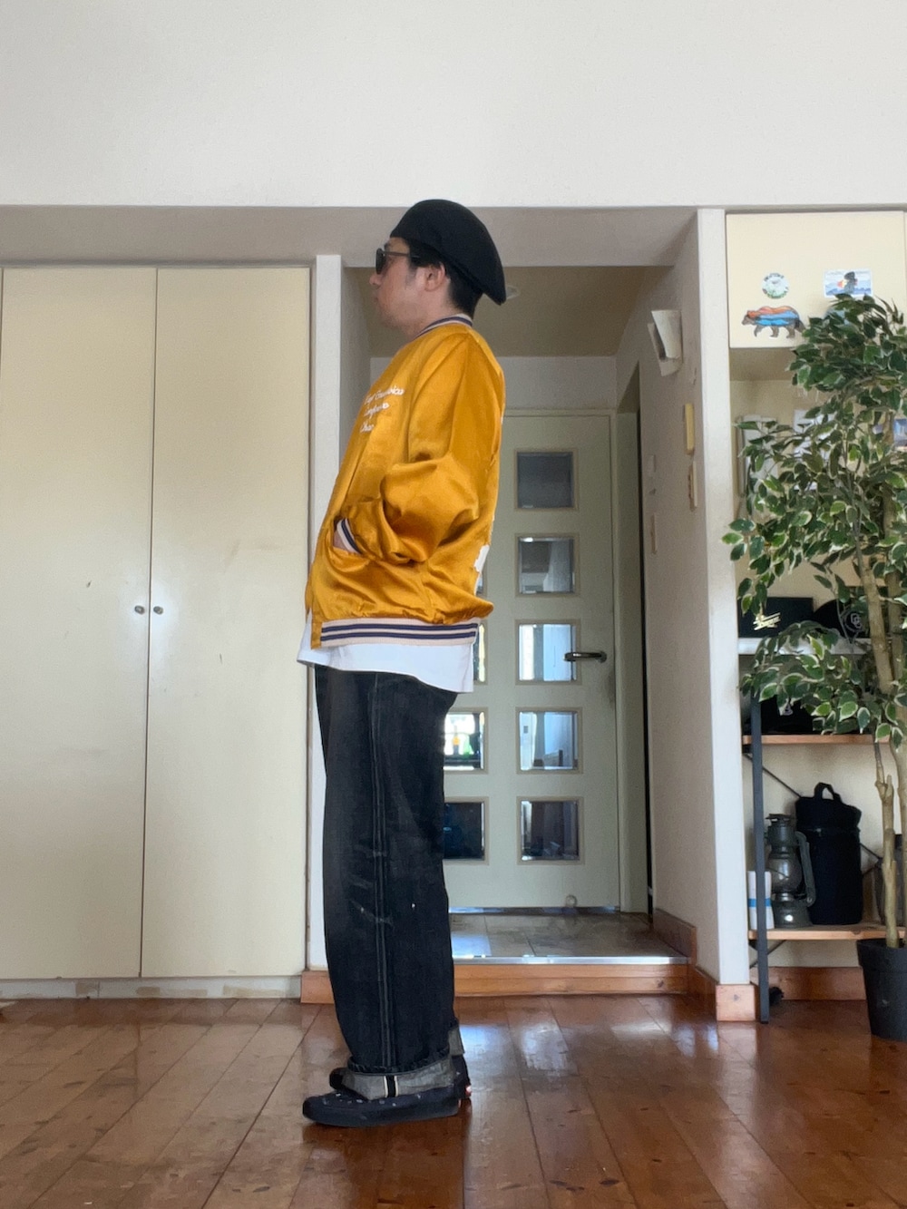 ゴールド系のスタジャン、ホワイト系のTシャツ/カットソー、ブラック系のスニーカーを着用したメンズの春コーディネートの2枚目の写真