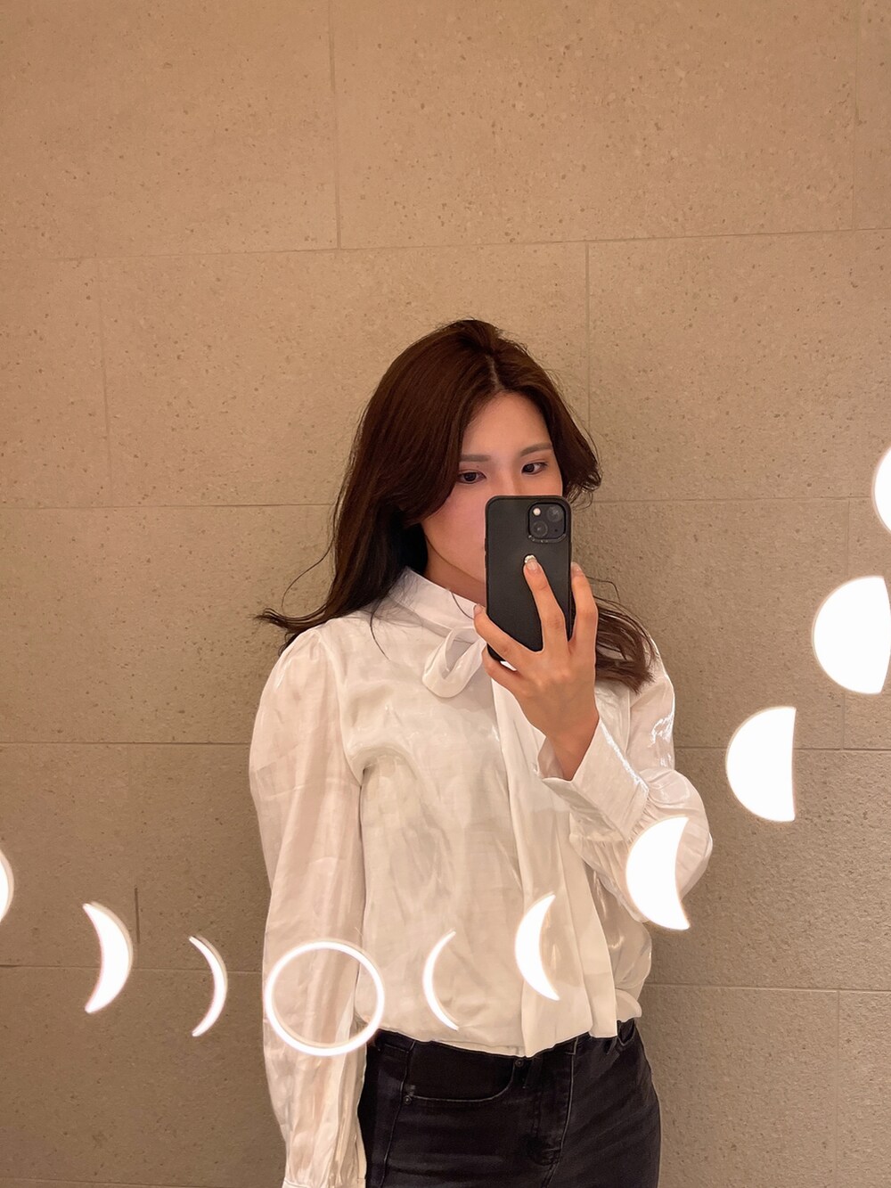 「ALLWHITE、韓国ファッション、韓国コーデ、shein、SHEINコーデ、サテンブラウス、リボンブラウス、大人ガーリー、大人カジュアル、綺麗めカジュアル、きれいめコーディネート、きれいめカジュアル」｜「Sheinのアイテム（シャツ/ブラウス、ホワイト系）」を使った、eri730さん（レディース・163cm）の春コーディネートの2枚目の写真