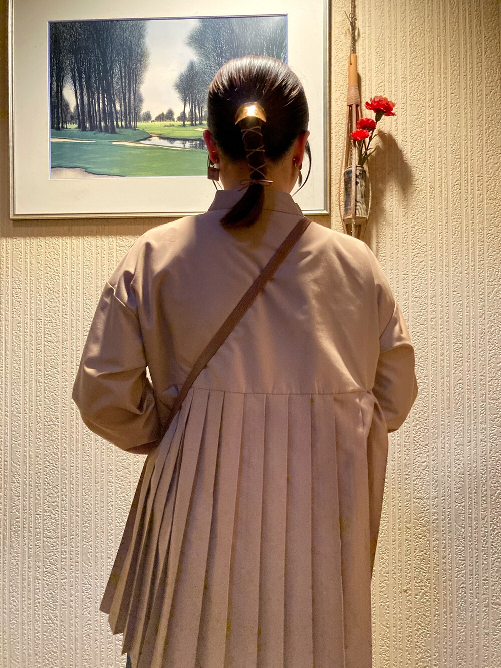 ブラウン系のシャツ/ブラウス、ブラウン系のショルダーバッグ、ブラック系のその他パンツを着用したレディースの冬コーディネートの2枚目の写真