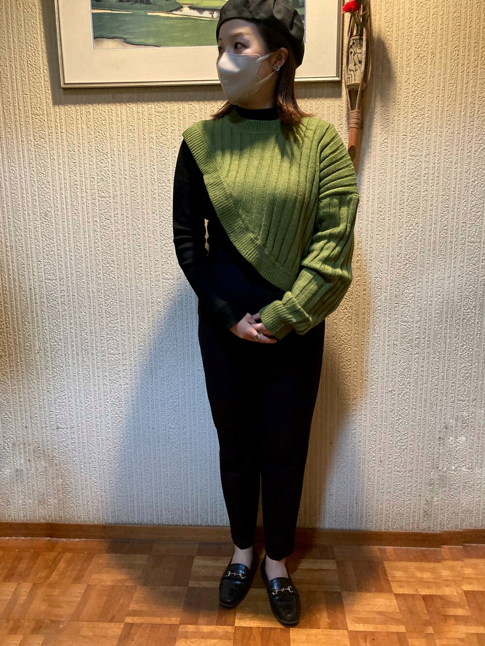 ブラック系のパンプス、ブラック系のスラックス、グリーン系のダウンジャケット/コートを着用したレディースの冬コーディネートの2枚目の写真