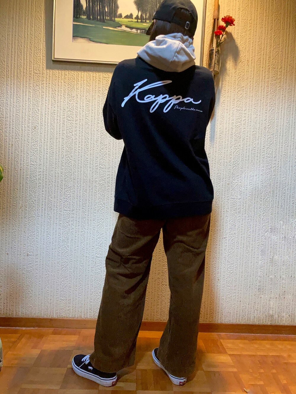 ブラック系のパーカー、ブラウン系のその他パンツ、ブラック系のスニーカーを着用したレディースの春コーディネートの2枚目の写真