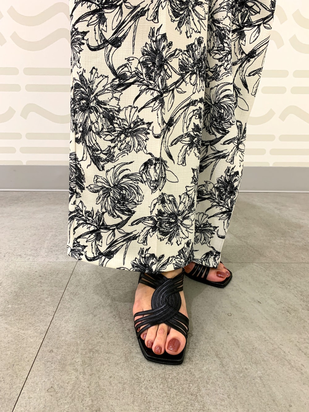 ブラック系のサンダル、ブラック系のショルダーバッグを着用したレディースの春コーディネートの2枚目の写真