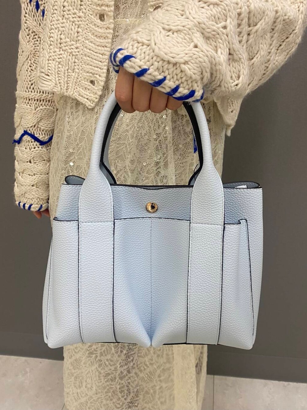 ブルー系のトートバッグ、ベージュ系のサンダル、ベージュ系のその他パンツを着用したレディースの秋コーディネートの5枚目の写真
