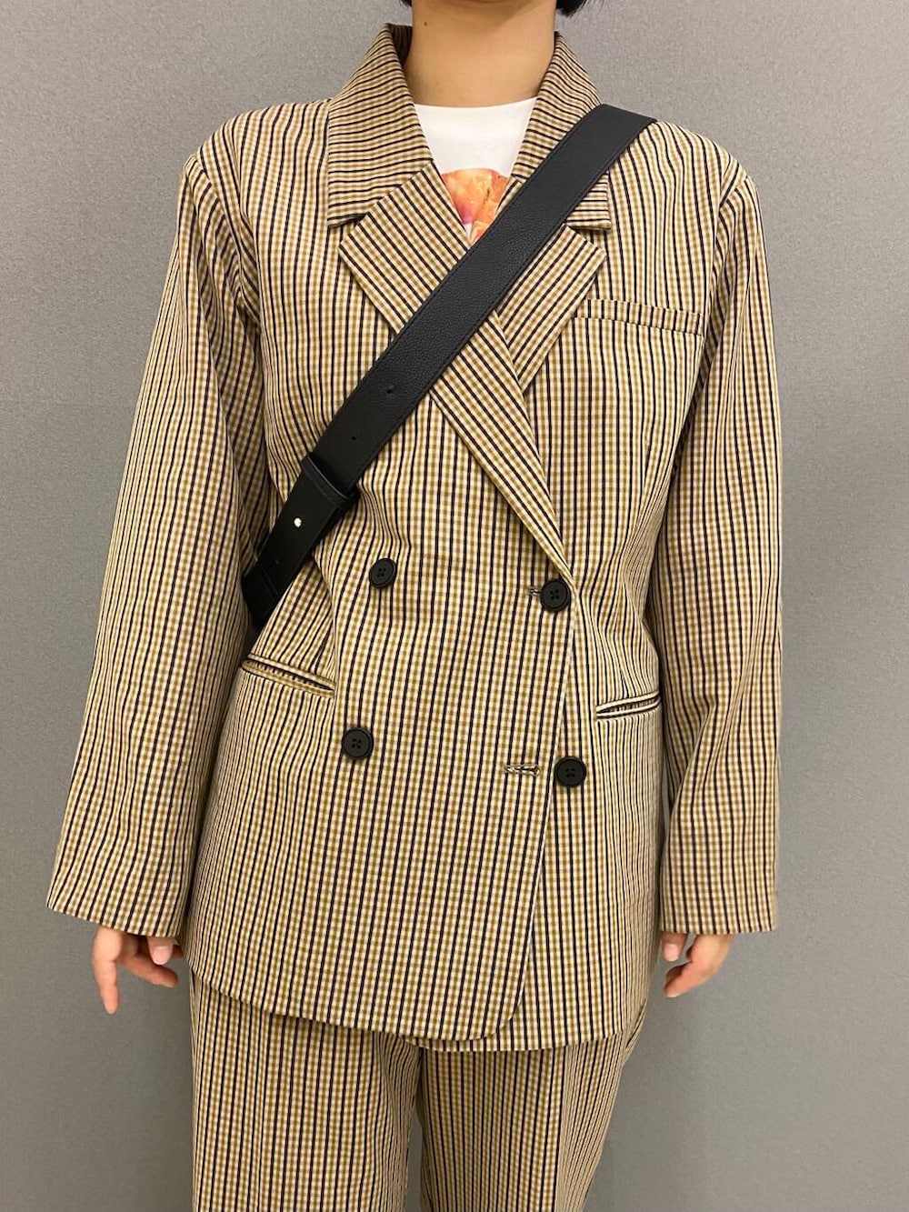 ブラウン系のその他パンツ、ブラック系のブーツ、ブラウン系のテーラードジャケットを着用したレディースの秋コーディネートの2枚目の写真