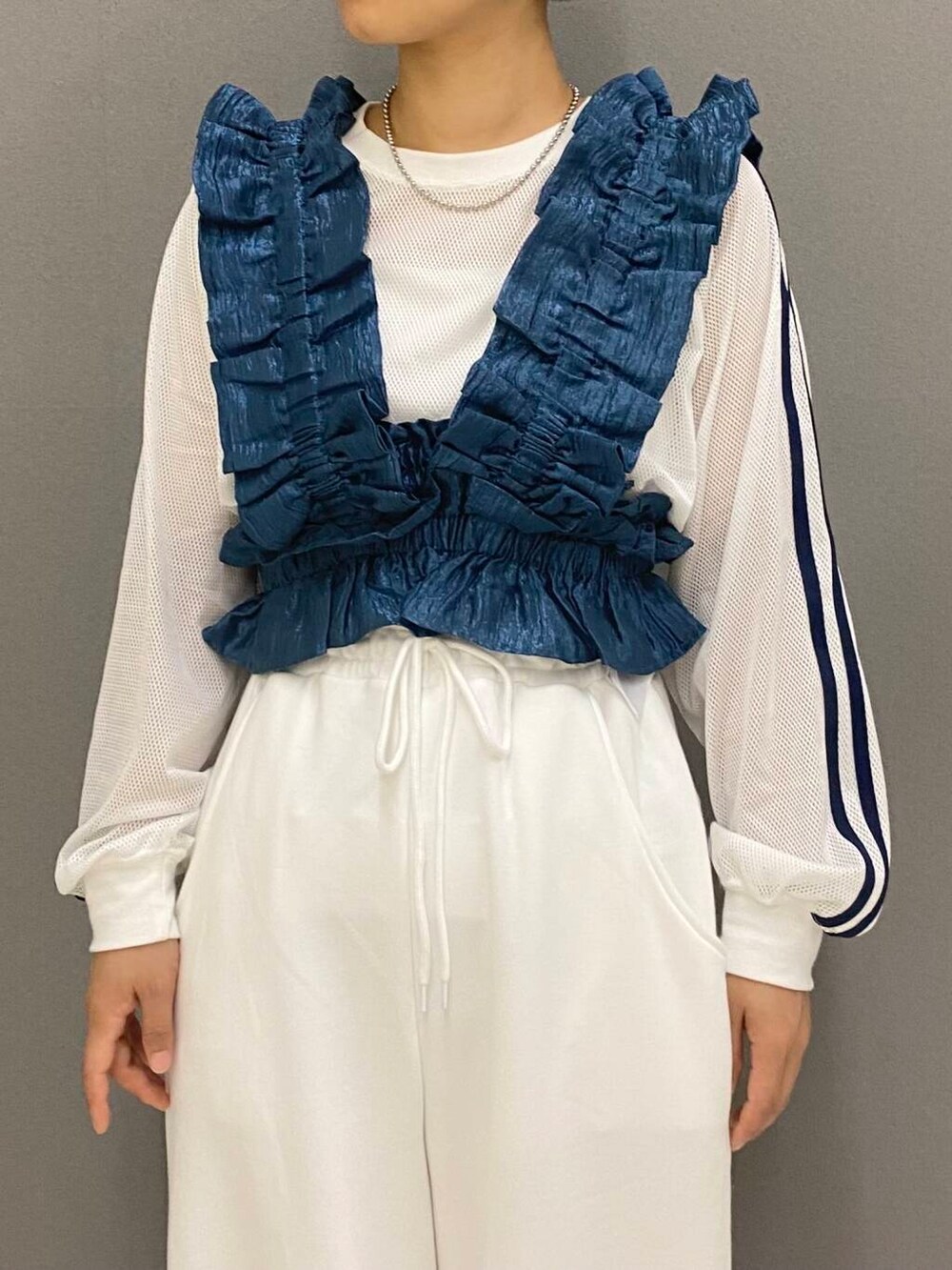 ブラック系のパンプス、ホワイト系のスウェットパンツ、ホワイト系のTシャツ/カットソーを着用したレディースの夏コーディネートの2枚目の写真