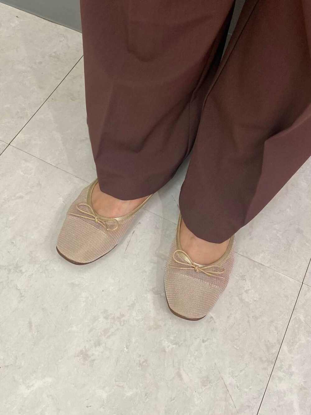 ホワイト系のキャミソール、ベージュ系のバレエシューズ、ブラウン系のその他パンツを着用したレディースの夏コーディネートの5枚目の写真