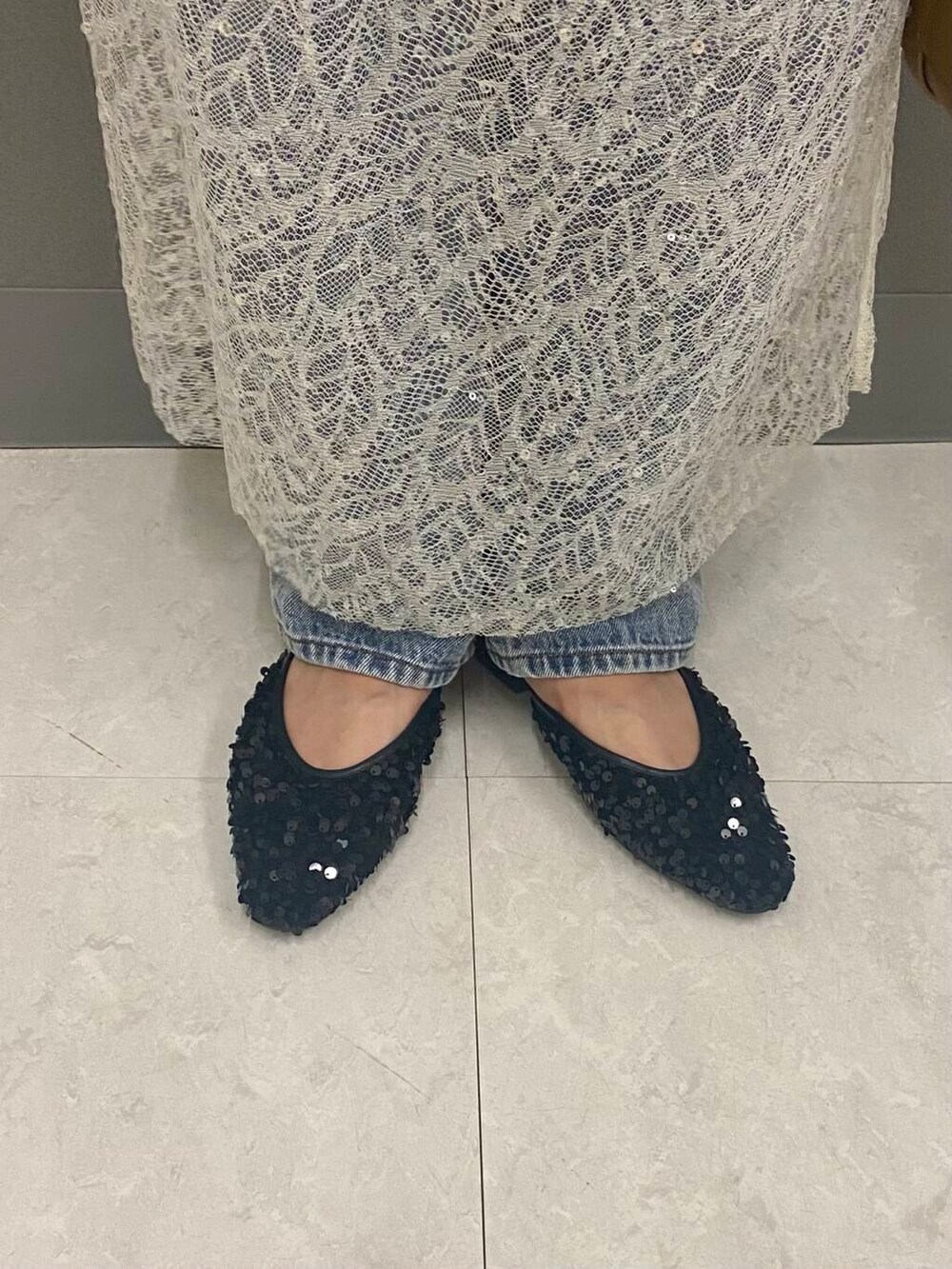 ブルー系のデニムパンツ、ホワイト系のTシャツ/カットソー、グリーン系のボストンバッグを着用したレディースの秋コーディネートの4枚目の写真