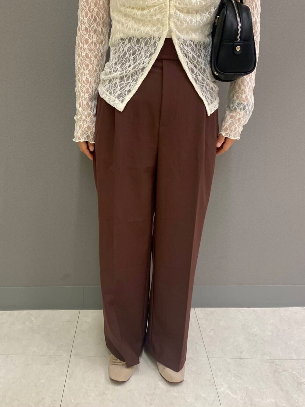 ホワイト系のキャミソール、ベージュ系のバレエシューズ、ブラウン系のその他パンツを着用したレディースの夏コーディネートの3枚目の写真