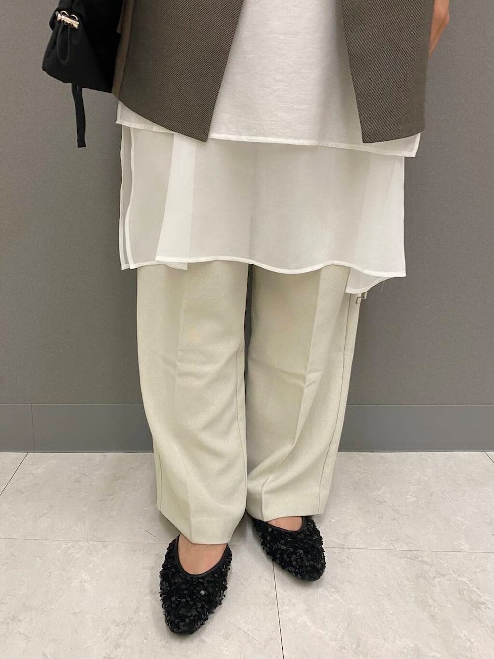 ホワイト系のタンクトップ、ベージュ系のその他パンツ、ブラック系のその他シューズを着用したレディースの夏コーディネートの3枚目の写真