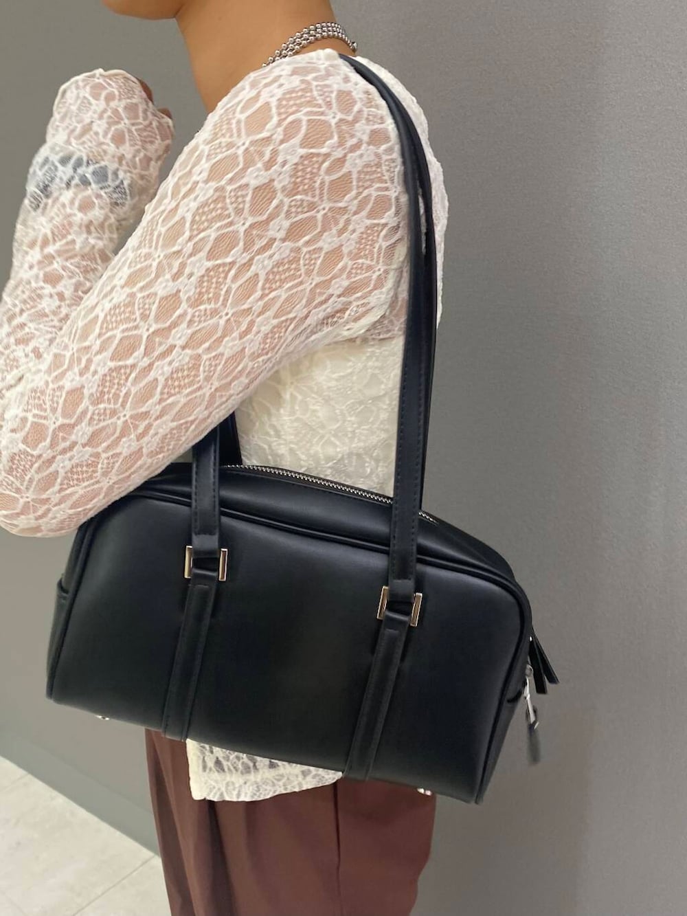 ホワイト系のキャミソール、ベージュ系のバレエシューズ、ブラウン系のその他パンツを着用したレディースの夏コーディネートの4枚目の写真