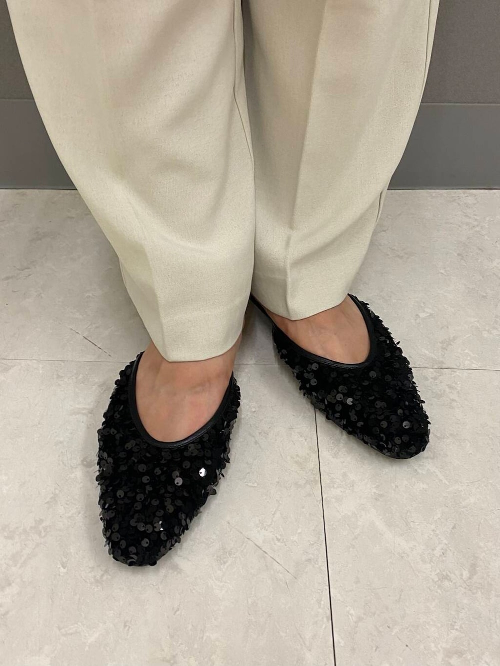 ホワイト系のタンクトップ、ベージュ系のその他パンツ、ブラック系のその他シューズを着用したレディースの夏コーディネートの4枚目の写真