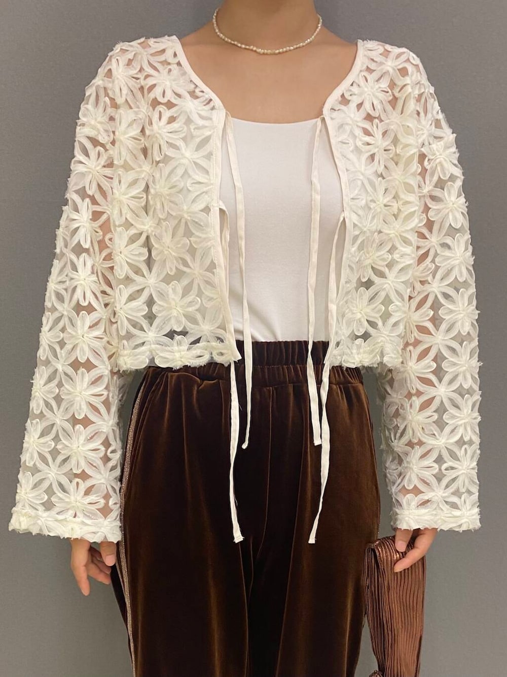 ブラウン系のハンドバッグ、ベージュ系のバレエシューズ、ホワイト系のシャツ/ブラウスを着用したレディースの夏コーディネートの2枚目の写真