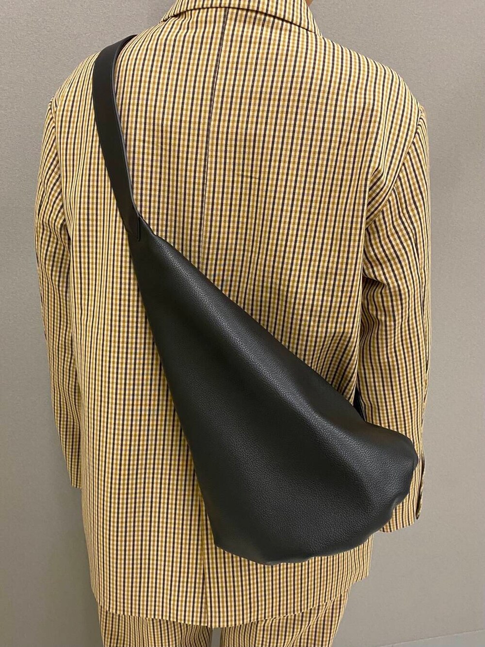 ブラウン系のその他パンツ、ブラック系のブーツ、ブラウン系のテーラードジャケットを着用したレディースの秋コーディネートの5枚目の写真