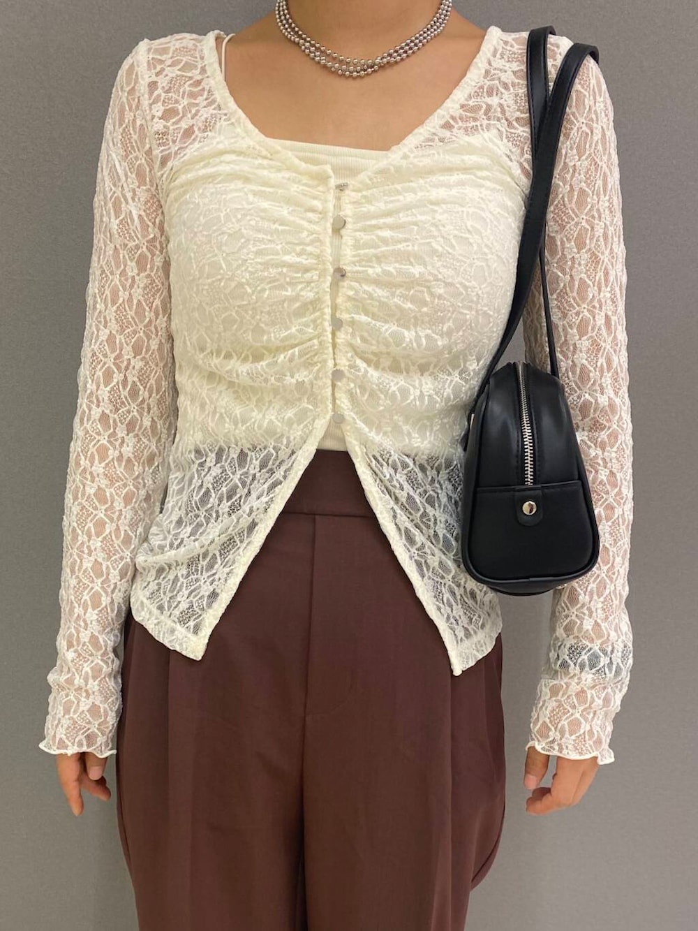 ホワイト系のキャミソール、ベージュ系のバレエシューズ、ブラウン系のその他パンツを着用したレディースの夏コーディネートの2枚目の写真