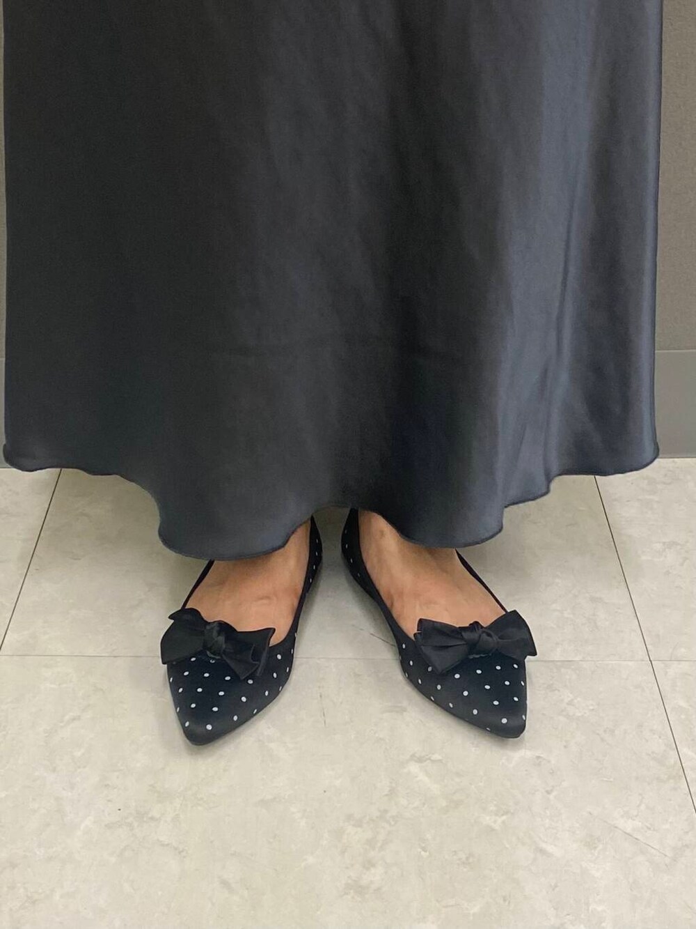 その他のパンプス、ブラック系のショルダーバッグ、ホワイト系のナイロンジャケットを着用したレディースの秋コーディネートの4枚目の写真