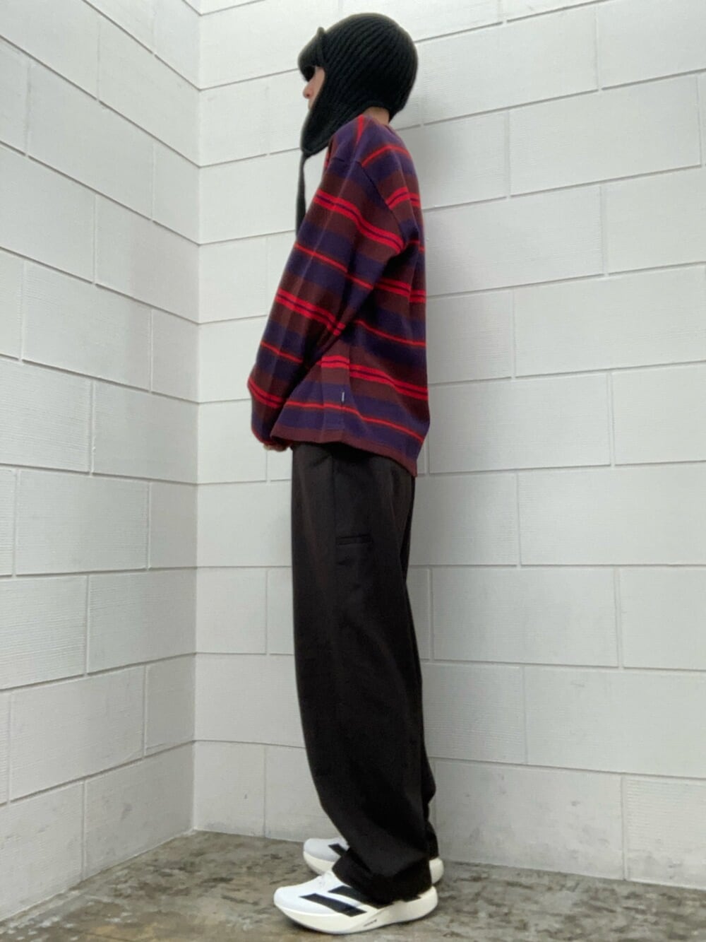 レッド系のTシャツ/カットソー、ホワイト系のスニーカーを着用したメンズの冬コーディネートの3枚目の写真