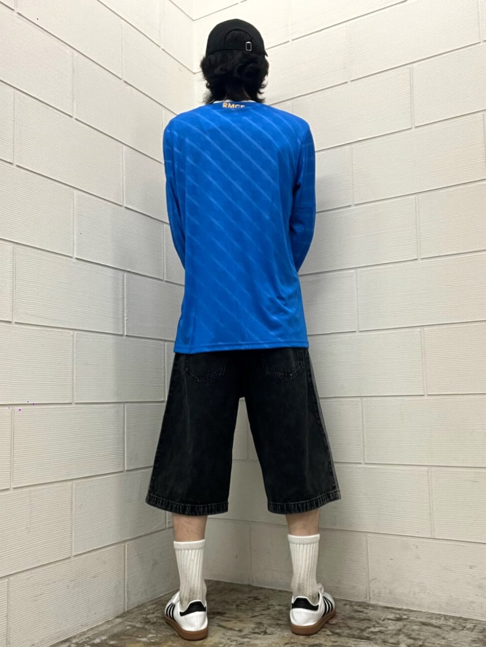 ホワイト系のスニーカー、ブラック系のその他パンツ、ブルー系のTシャツ/カットソーを着用したメンズの夏コーディネートの3枚目の写真