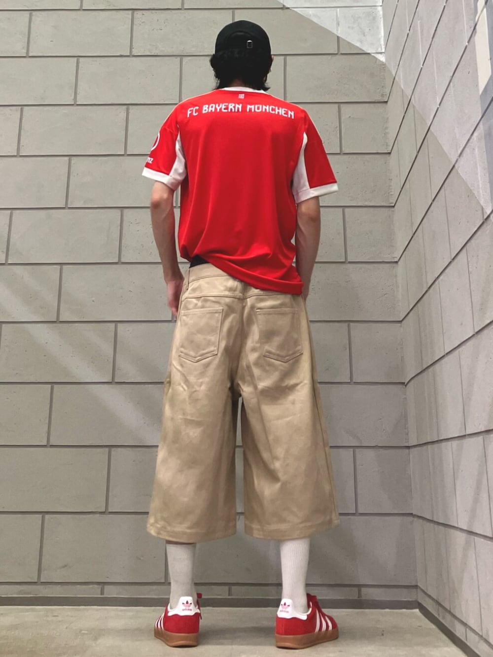 ベージュ系のその他パンツ、レッド系のスニーカー、レッド系のTシャツ/カットソーを着用したメンズの夏コーディネートの3枚目の写真