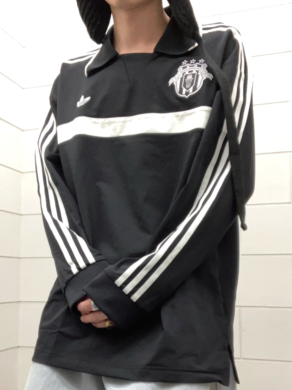 ブルー系のその他パンツ、ブラウン系のスニーカー、ブラック系のトップスを着用したメンズの春コーディネートの2枚目の写真