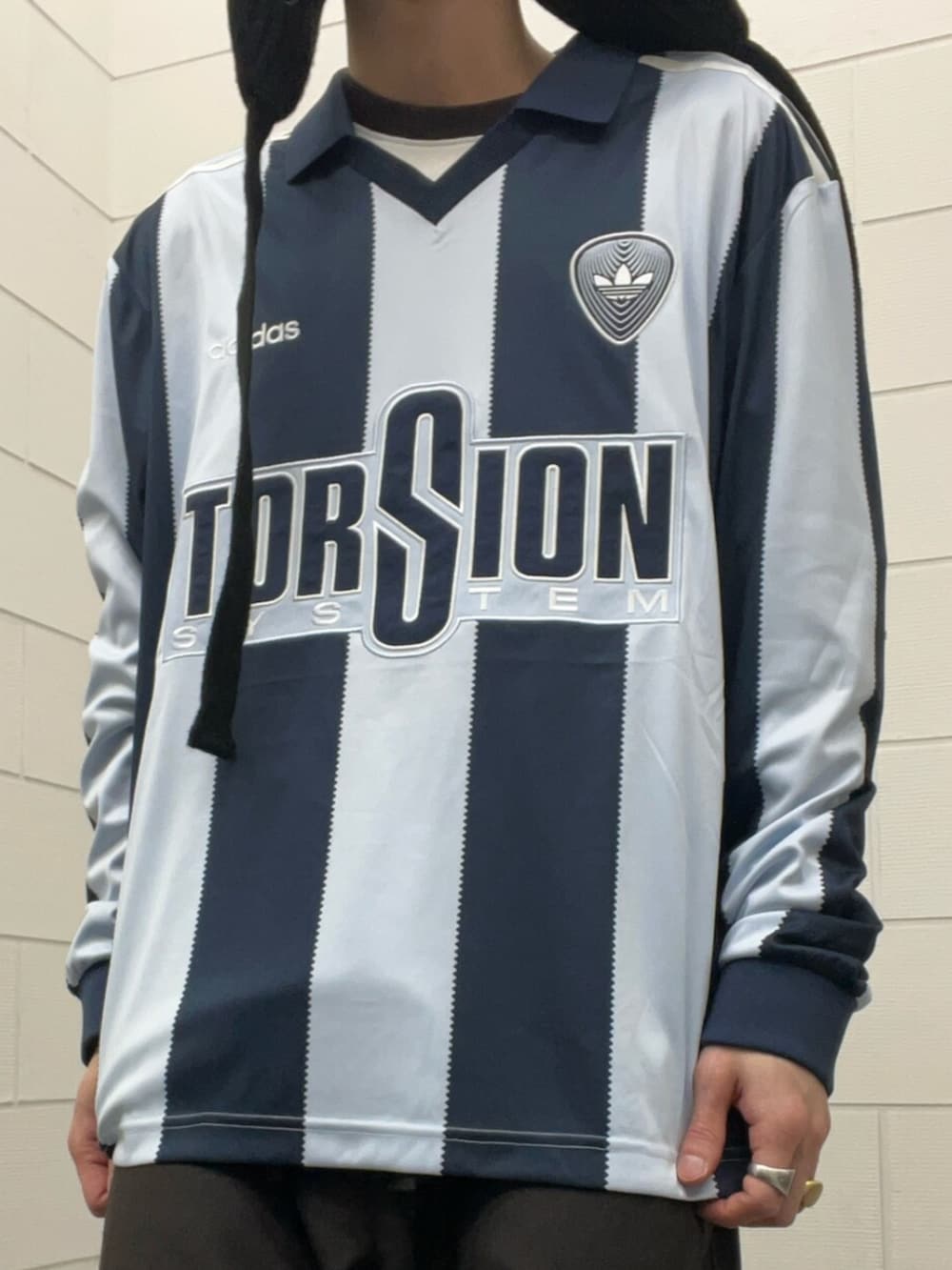 ブラック系のスニーカー、ブルー系のTシャツ/カットソーを着用したメンズの冬コーディネートの5枚目の写真