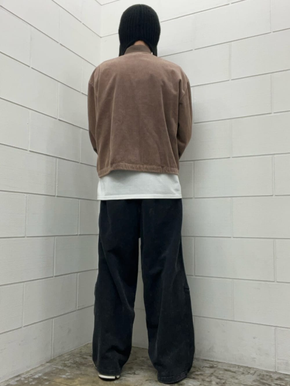 ブラウン系のブルゾン、シルバー系のスニーカー、ブラック系のその他パンツを着用したメンズの冬コーディネートの3枚目の写真