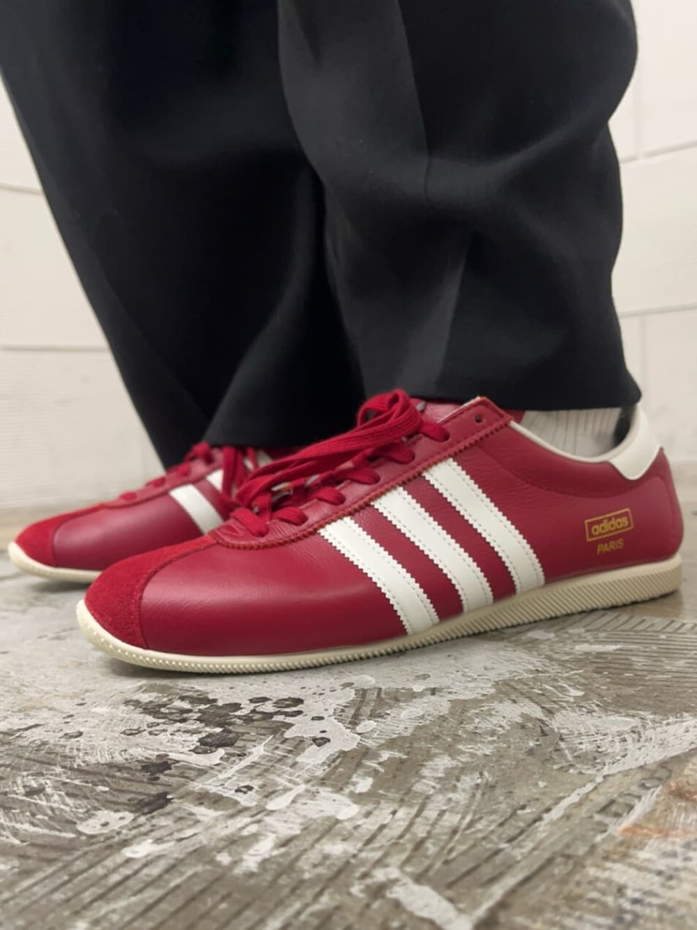 ブルー系のトップス、レッド系のスニーカーを着用したメンズの冬コーディネートの4枚目の写真