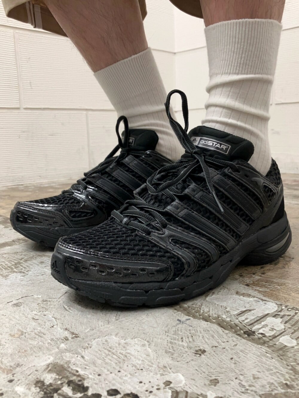 ブラック系のスニーカー、ブラック系のジャージ、ベージュ系のその他パンツを着用したメンズの夏コーディネートの6枚目の写真