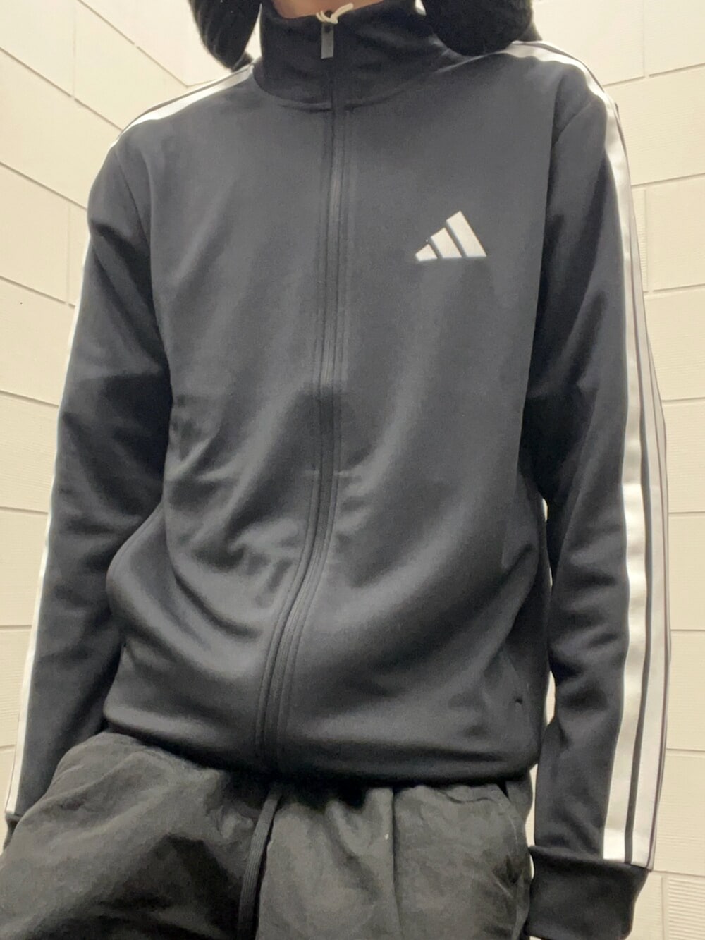 ブラック系のその他パンツ、ブラック系のトップス、ホワイト系のスニーカーを着用したメンズの冬コーディネートの4枚目の写真