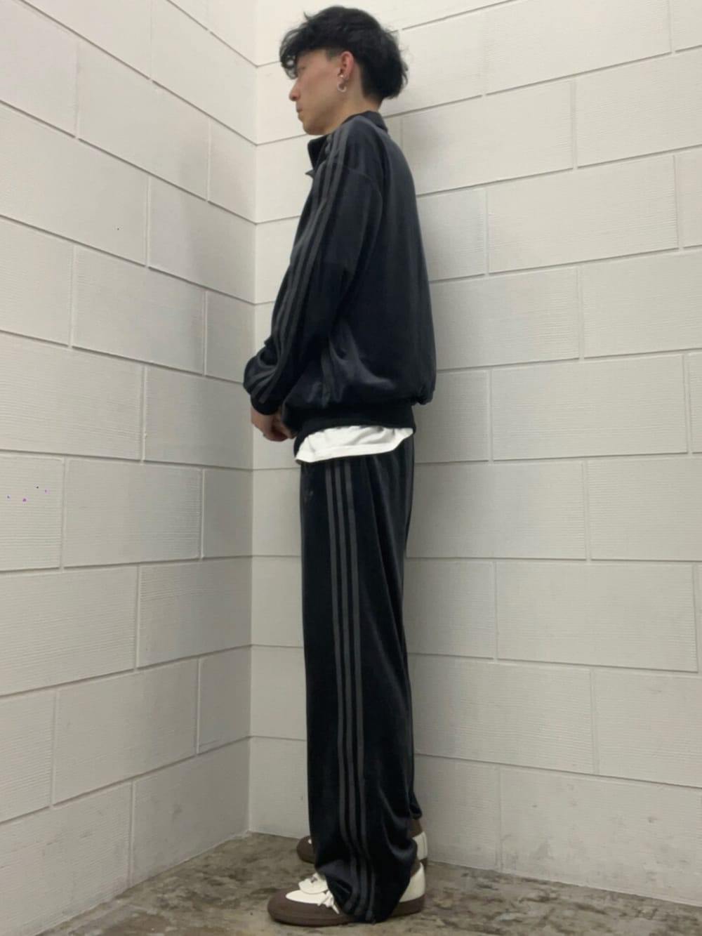 ブラック系のその他パンツ、ブラック系のジャージ、ホワイト系のスニーカーを着用したメンズの冬コーディネートの4枚目の写真