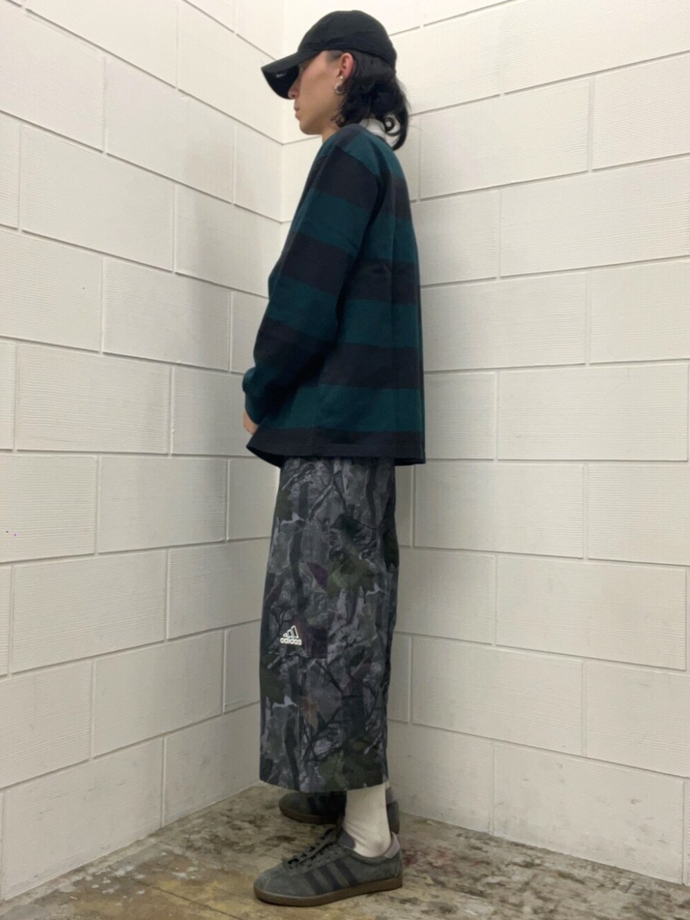 ブラック系のポロシャツ、ブラック系のその他パンツ、ブラック系のスニーカーを着用したメンズの秋コーディネートの2枚目の写真