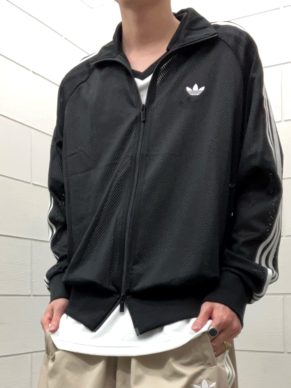 ブラック系のスニーカー、ブラック系のジャージ、ベージュ系のその他パンツを着用したメンズの夏コーディネートの4枚目の写真