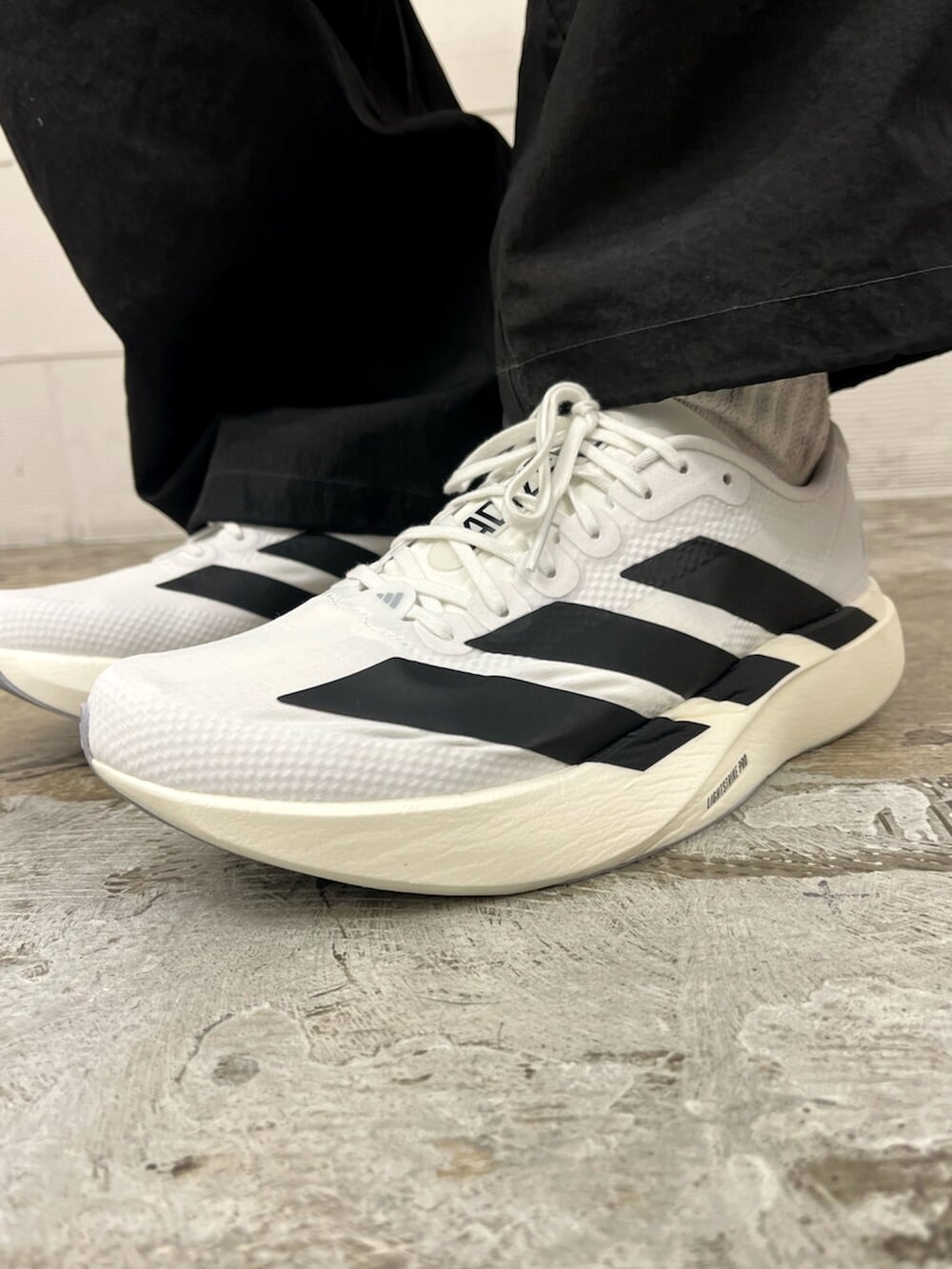 ブラック系のその他パンツ、ブラック系のトップス、ホワイト系のスニーカーを着用したメンズの冬コーディネートの6枚目の写真