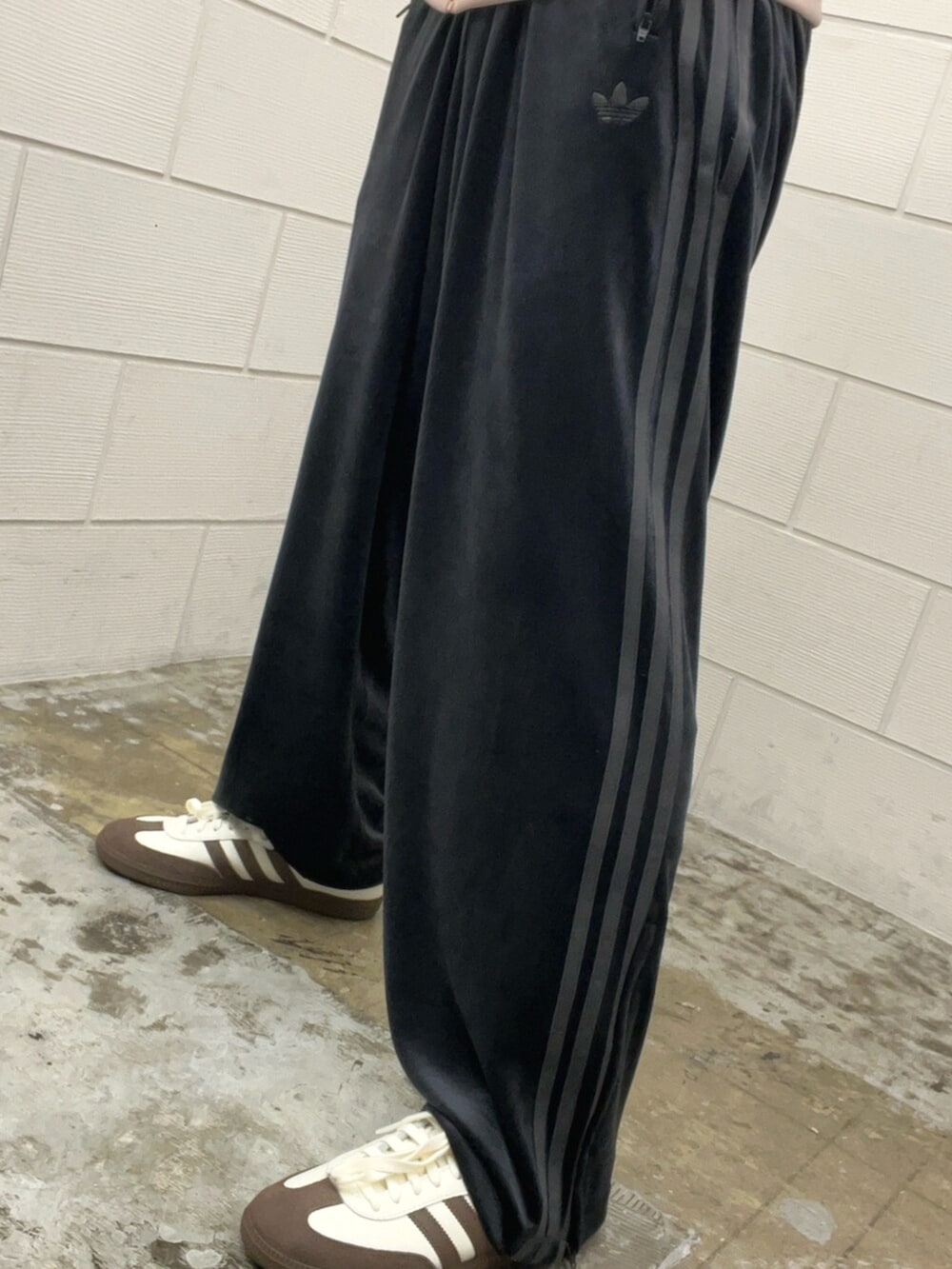 ブラック系のその他パンツ、ブラック系のジャージ、ホワイト系のスニーカーを着用したメンズの冬コーディネートの5枚目の写真