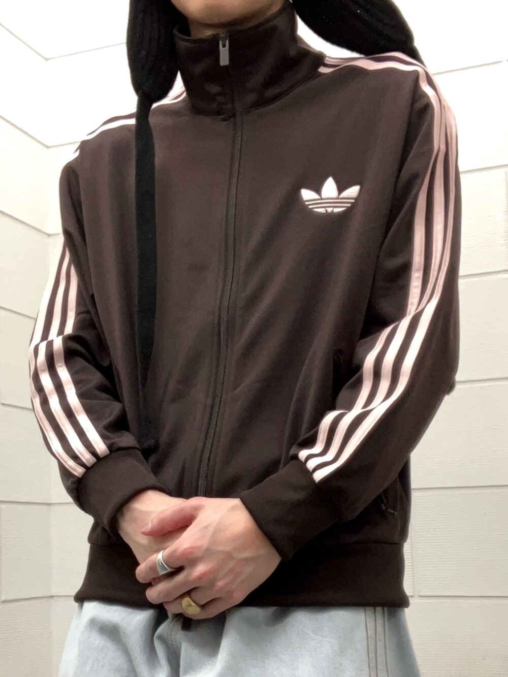 ブルー系のその他パンツ、ブラウン系のスニーカー、ブラウン系のトップスを着用したメンズの春コーディネートの4枚目の写真