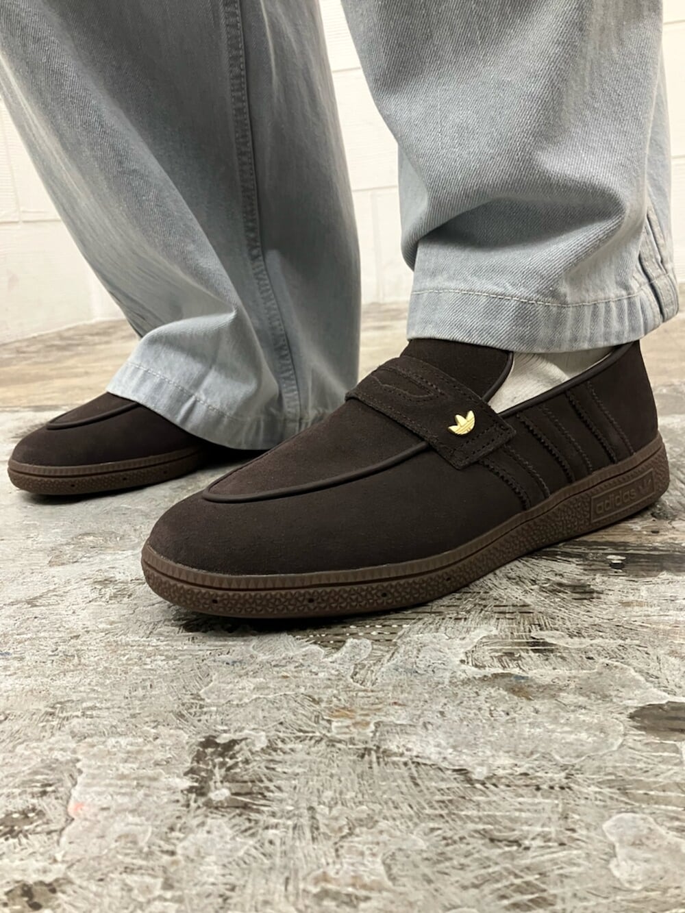 ブルー系のその他パンツ、ブラウン系のスニーカー、ブラウン系のトップスを着用したメンズの春コーディネートの6枚目の写真