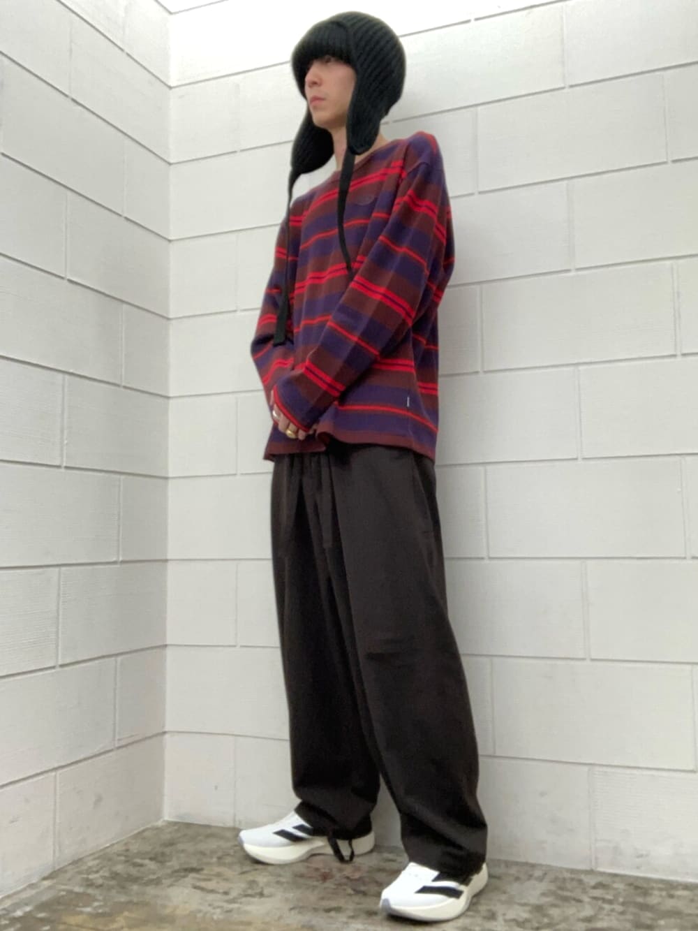 レッド系のTシャツ/カットソー、ホワイト系のスニーカーを着用したメンズの冬コーディネートの2枚目の写真