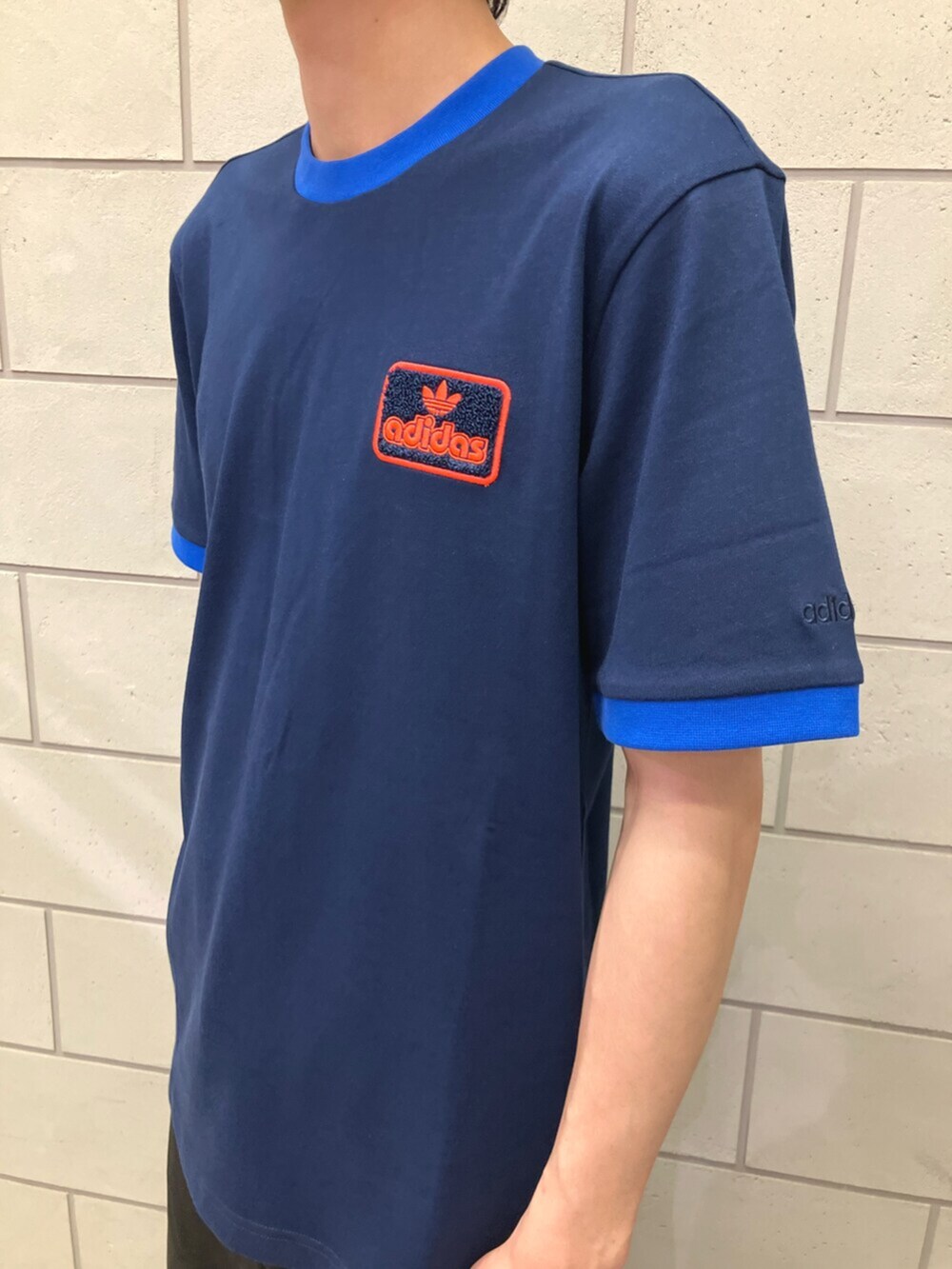 ブルー系のTシャツ/カットソー、ブルー系のスニーカーを着用したメンズの春コーディネートの3枚目の写真