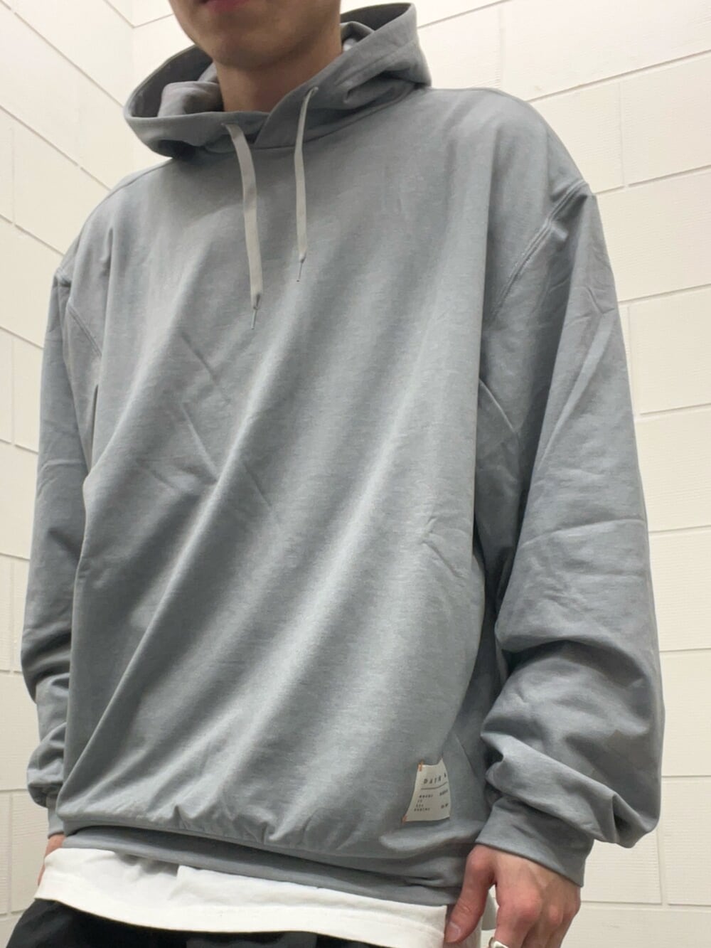 ブラック系のその他パンツ、ブラック系のスニーカー、グレー系のパーカーを着用したメンズの冬コーディネートの4枚目の写真