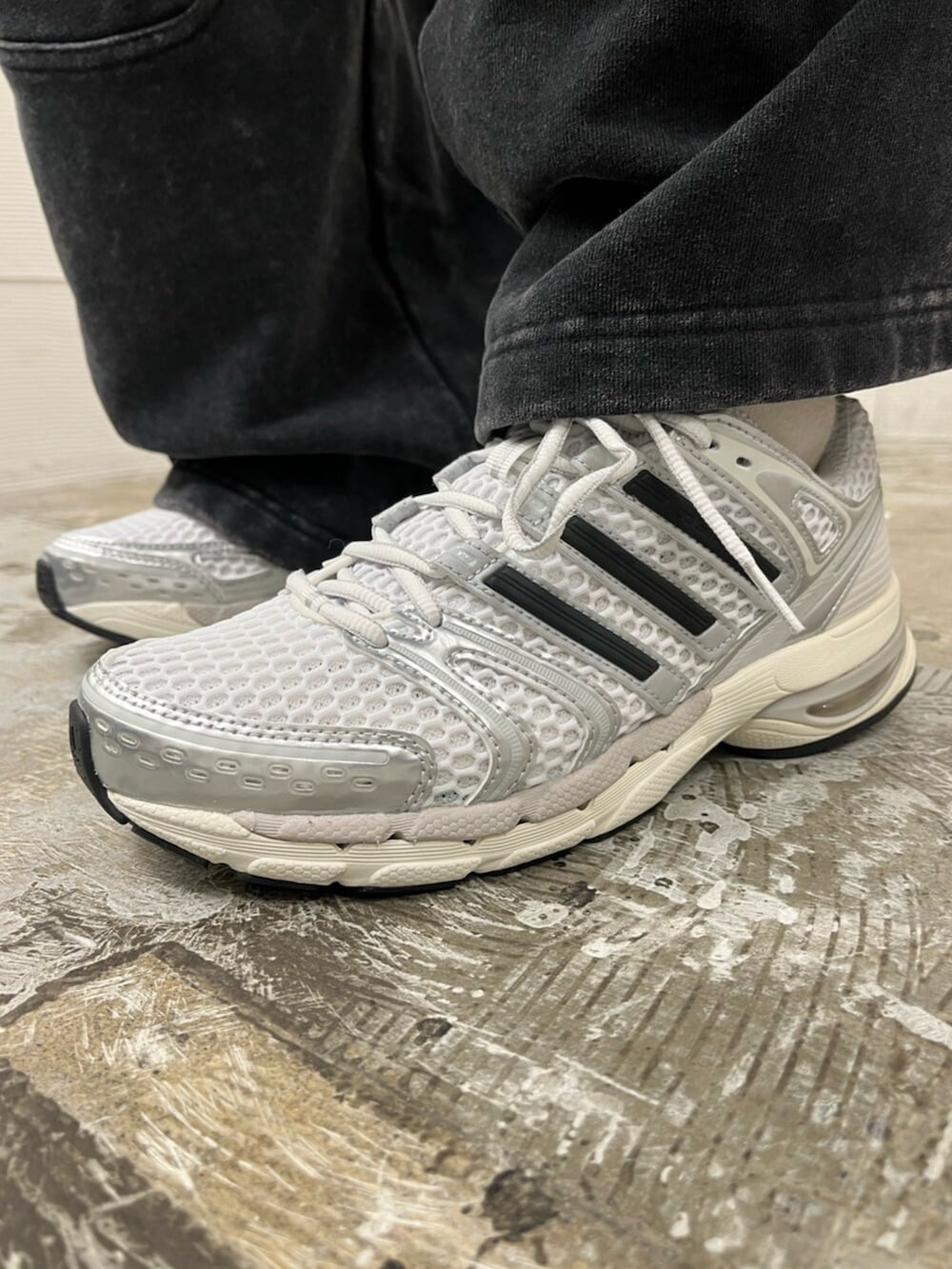 ブラウン系のブルゾン、シルバー系のスニーカー、ブラック系のその他パンツを着用したメンズの冬コーディネートの6枚目の写真