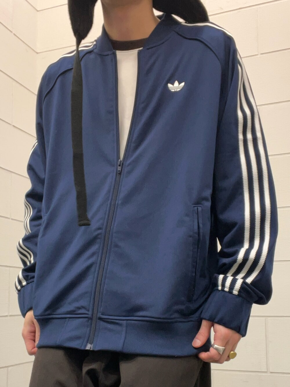 ブルー系のジャージ、ブラック系のスニーカーを着用したメンズの冬コーディネートの5枚目の写真