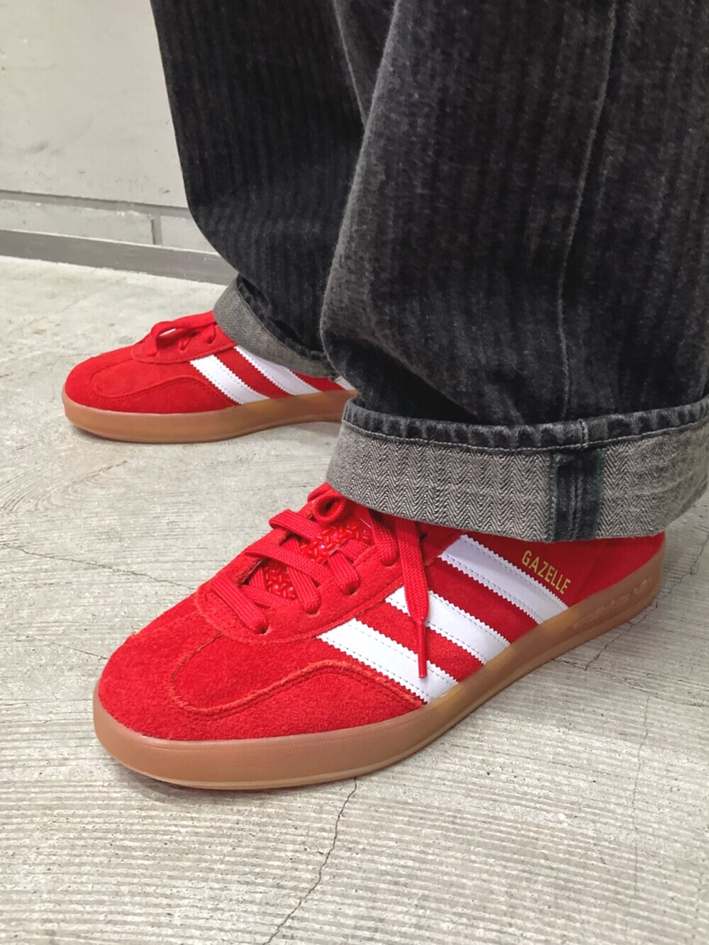 レッド系のスニーカー、グレー系のデニムジャケット、ホワイト系のトップスを着用したメンズの夏コーディネートの4枚目の写真