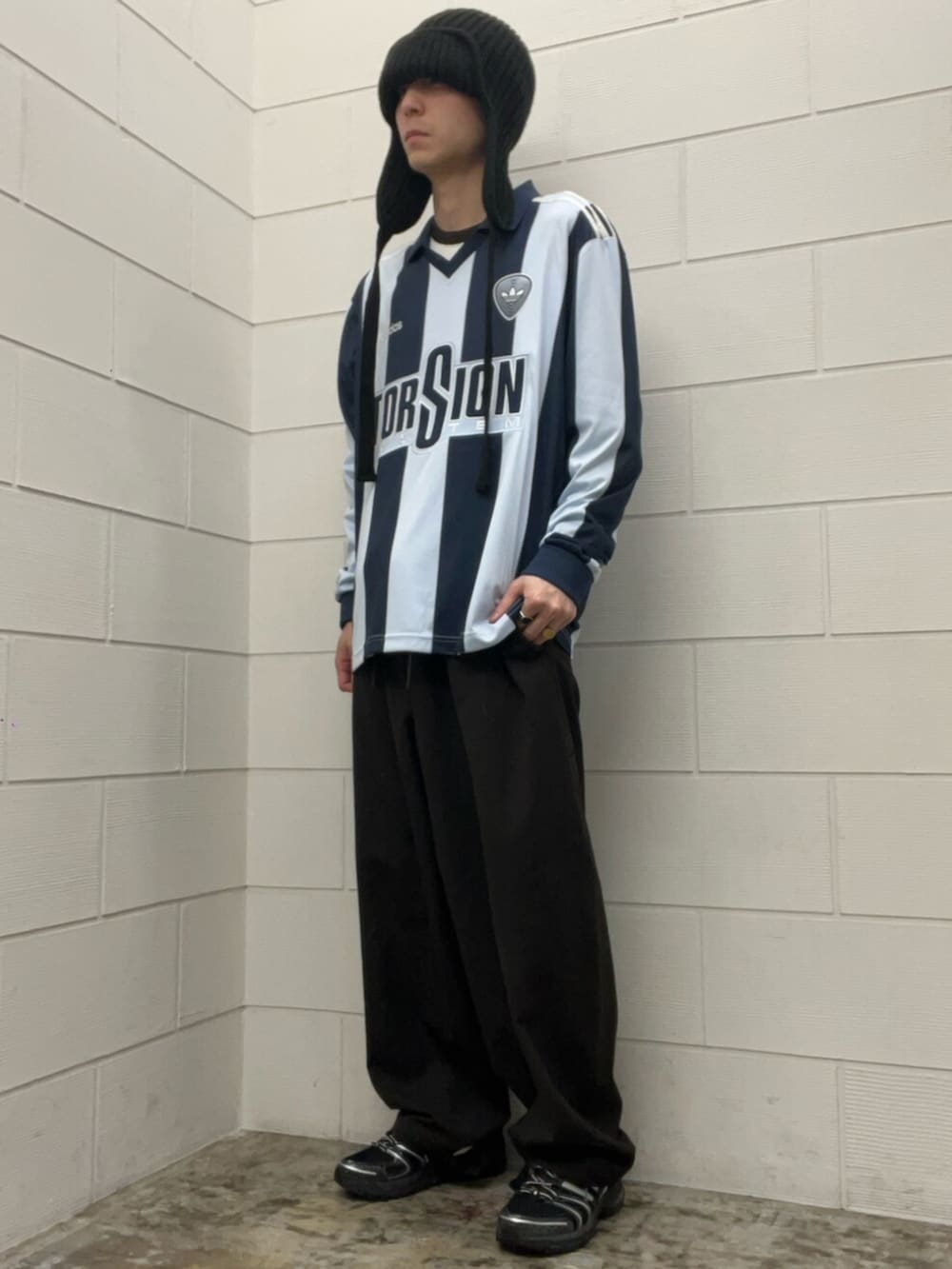 ブラック系のスニーカー、ブルー系のTシャツ/カットソーを着用したメンズの冬コーディネートの2枚目の写真