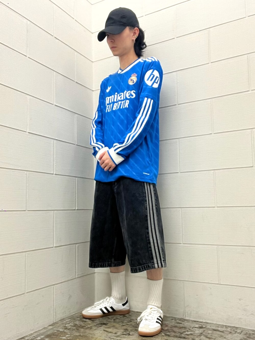 ホワイト系のスニーカー、ブラック系のその他パンツ、ブルー系のTシャツ/カットソーを着用したメンズの夏コーディネートの4枚目の写真