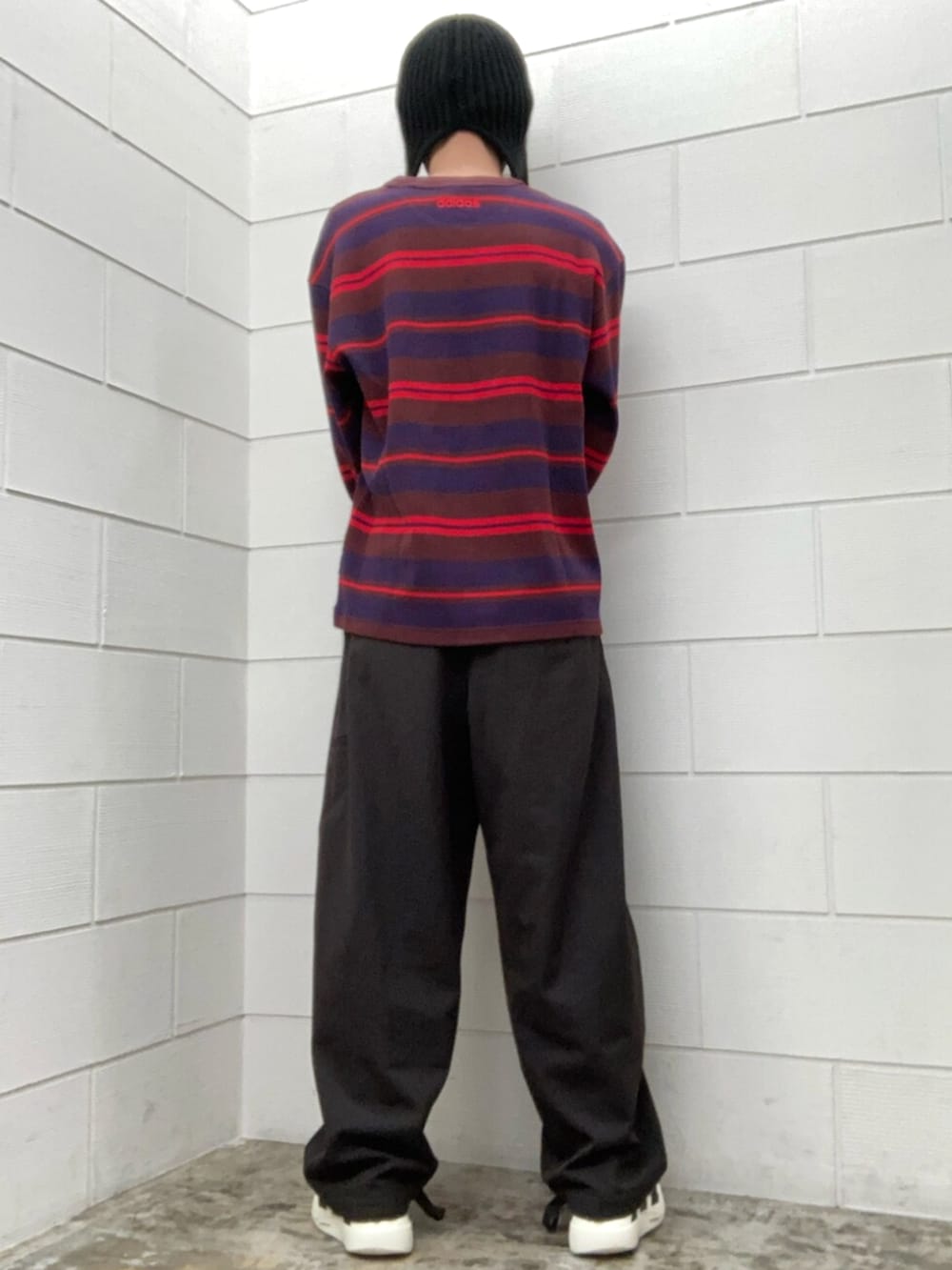 レッド系のTシャツ/カットソー、ホワイト系のスニーカーを着用したメンズの冬コーディネートの4枚目の写真