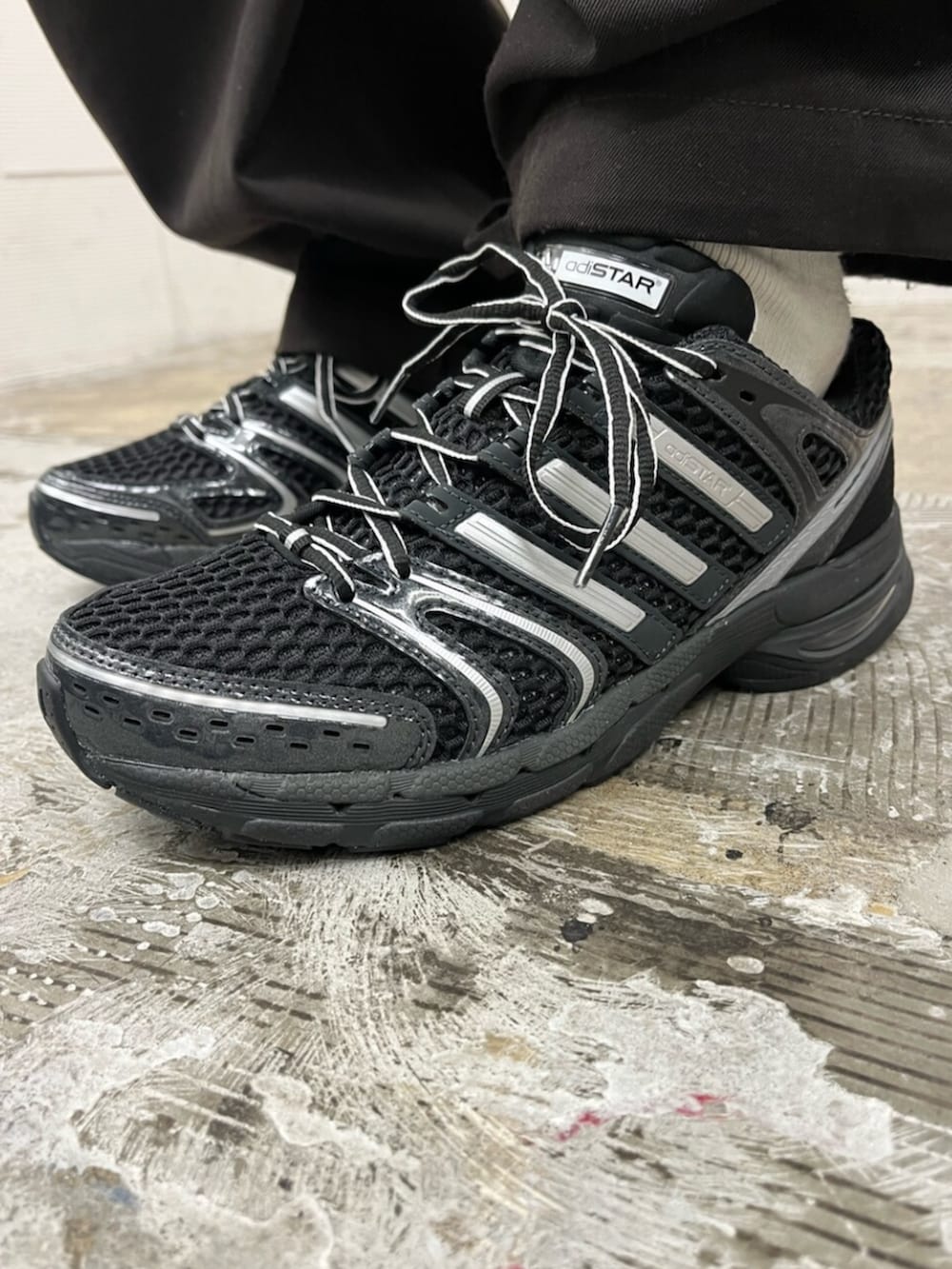 ブラック系のスニーカー、ブルー系のTシャツ/カットソーを着用したメンズの冬コーディネートの6枚目の写真