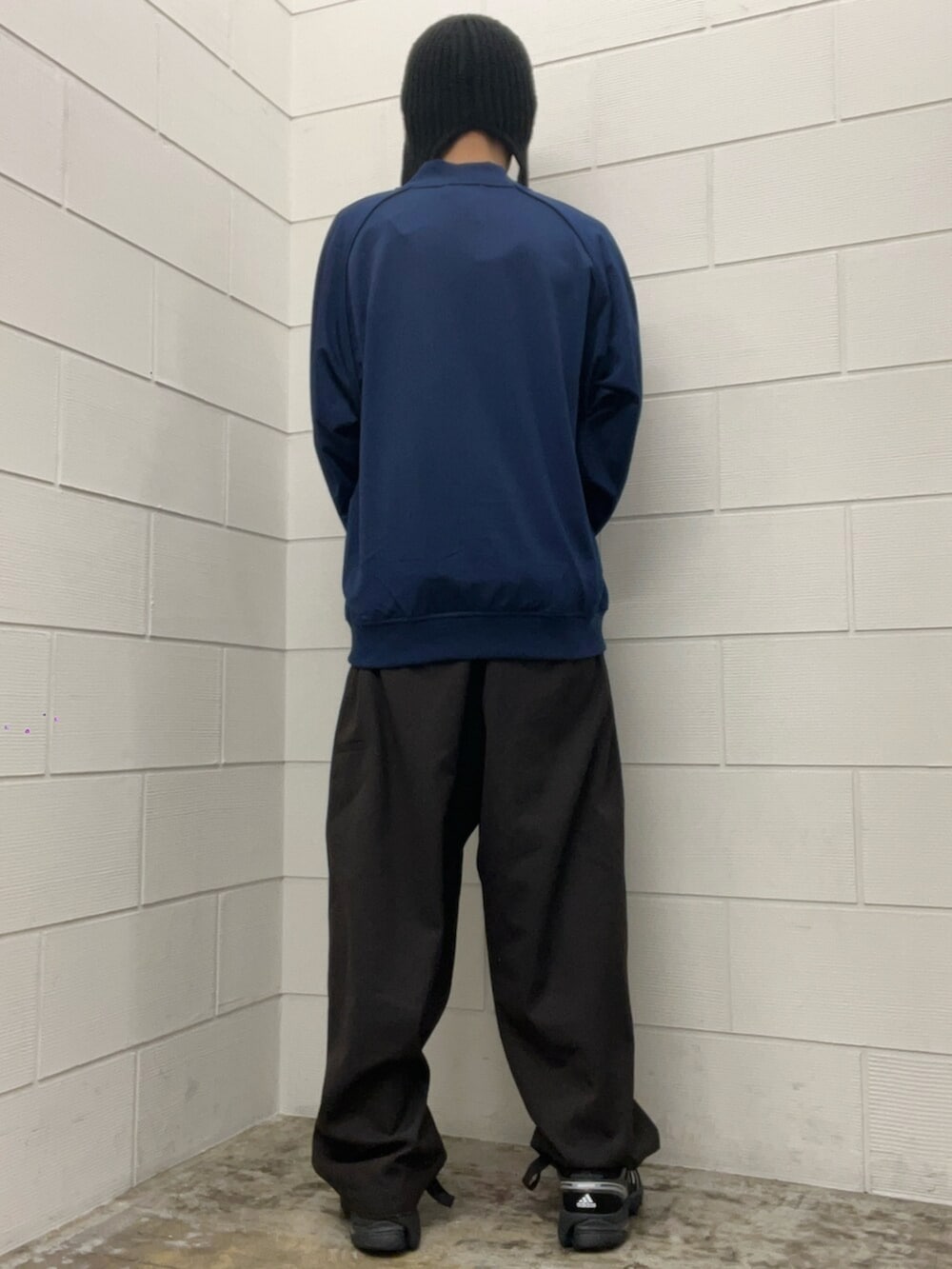 ブルー系のジャージ、ブラック系のスニーカーを着用したメンズの冬コーディネートの4枚目の写真